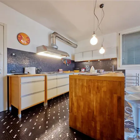 Charm: Modern With Parking! Apartmán *