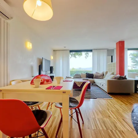 Charm: Modern With Parking! Apartmán