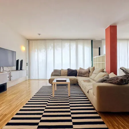Lägenhet Charm: Modern With Parking!