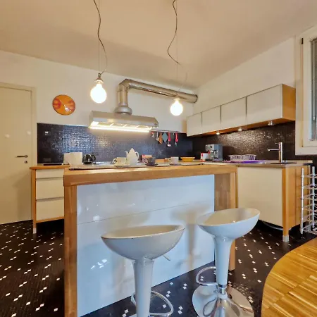 Charm: Modern With Parking! * Arzignano