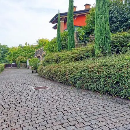 Charm: Modern With Parking!